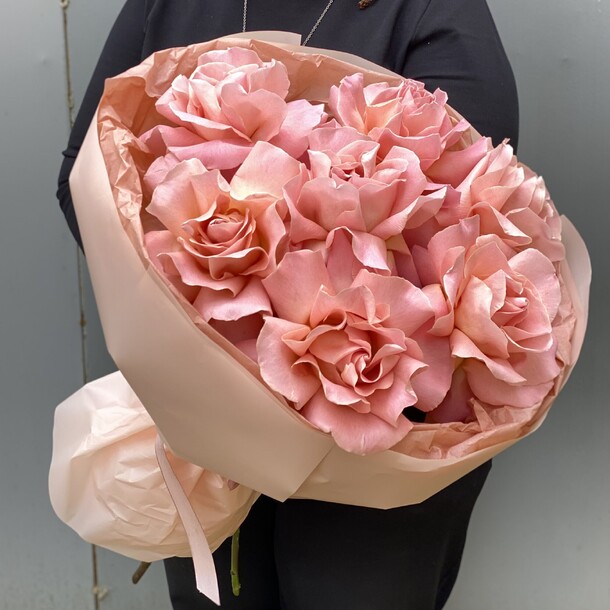 Французские розы 7 шт, артикул F1462947 - 4990 рублей, доставка по городу. Flawery - доставка цветов