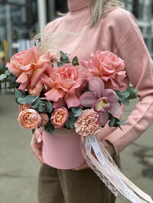 Стильная композиция из французских роз и орхидеи, артикул F1487433 - 4490 рублей, доставка по городу. Flawery - доставка цветов