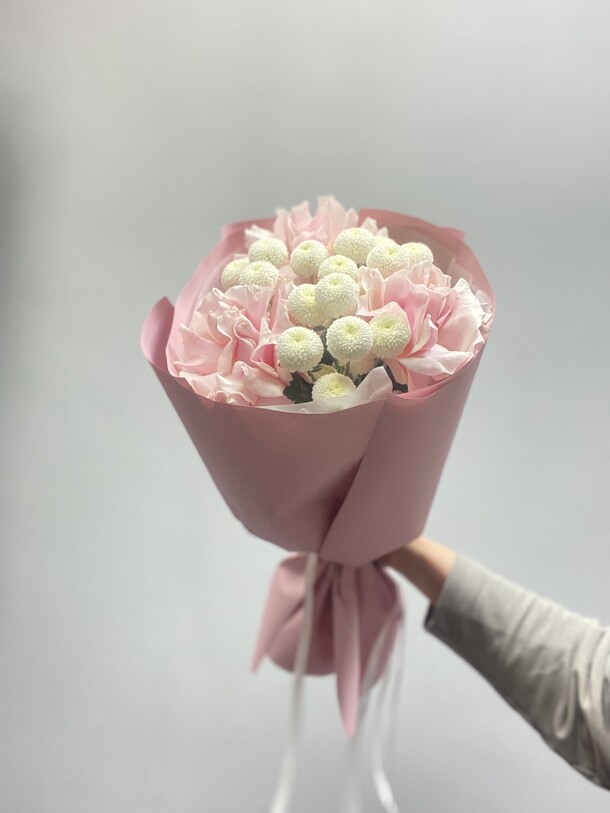 Французские розы с помпончиками, артикул F1492841 - 3390 рублей, доставка по городу. Flawery - доставка цветов