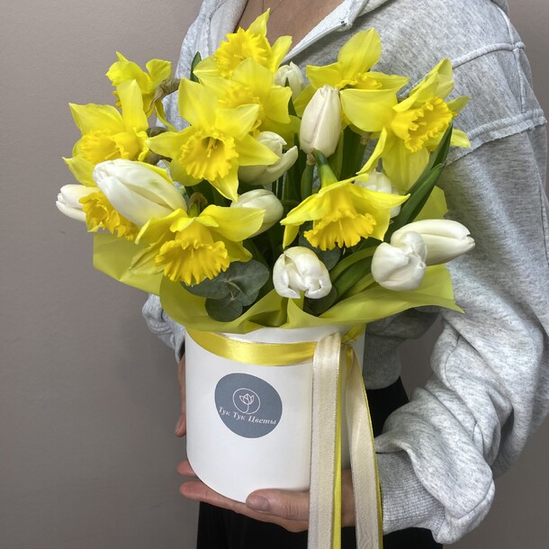 Нарциссы и тюльпаны в шляпной коробке, артикул F1534470 - 3990 рублей, доставка по городу. Flawery - доставка цветов