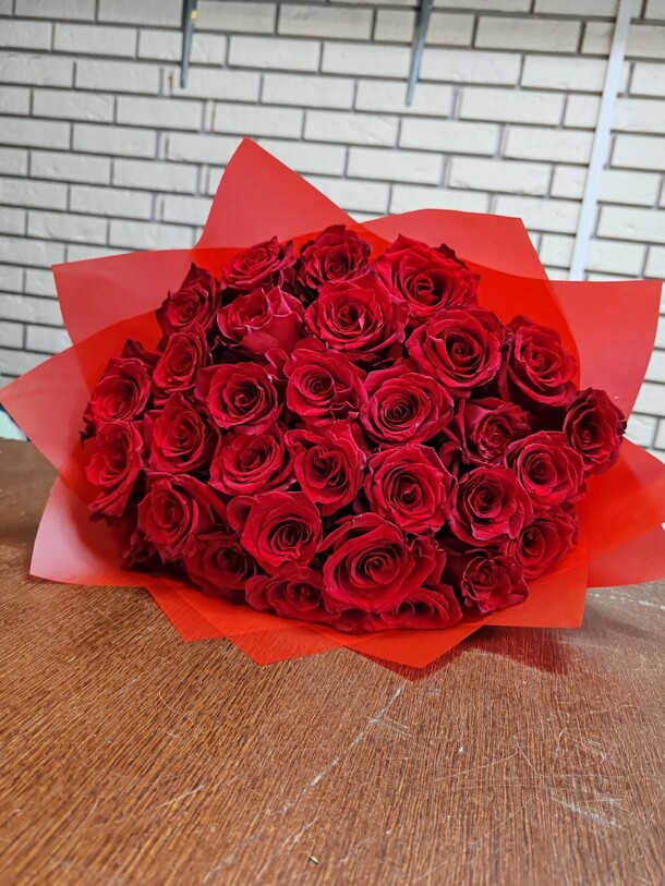 Сортовая роза в коробке, артикул F1379831 - 13500 рублей, доставка по городу. Flawery - доставка цветов