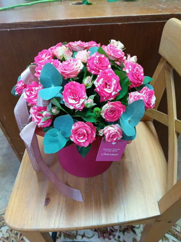 Роза кустовая с эвкалиптом, артикул F1379840 - 5200 рублей, доставка по городу. Flawery - доставка цветов