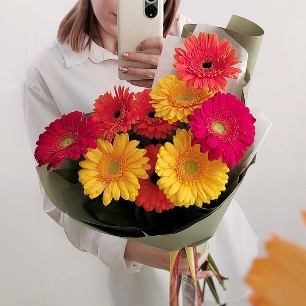 9 ярких гербер, артикул F1205269 - 3148 рублей, доставка по городу. Flawery - доставка цветов