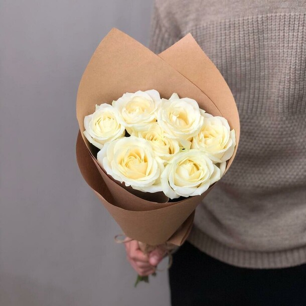 Белые розы в крафте, артикул F1212968 - 3927 рублей, доставка по городу. Flawery - доставка цветов