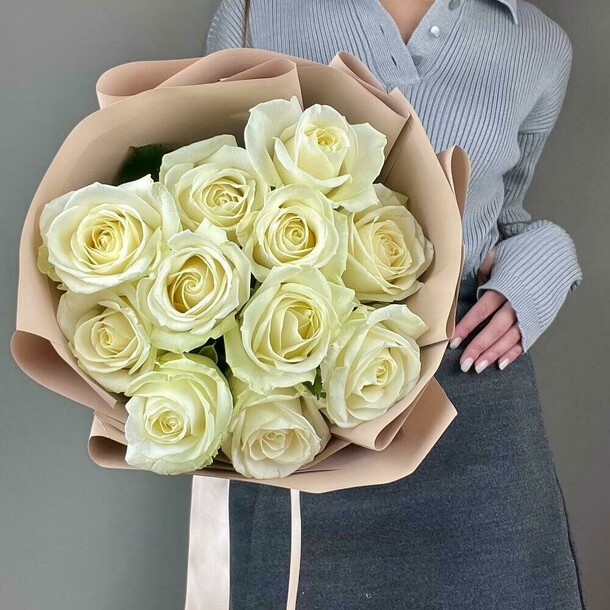 Белые розы в стильном оформлении, артикул F1213720 - 5784 рублей, доставка по городу. Flawery - доставка цветов