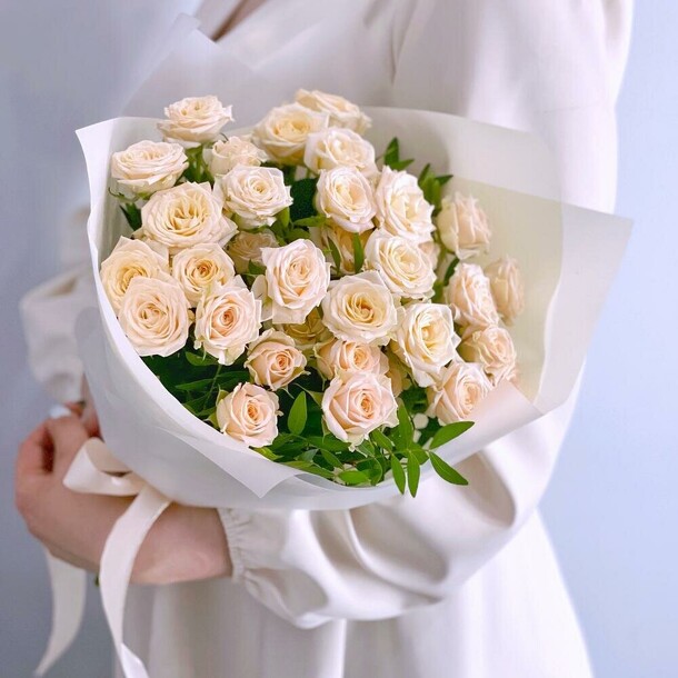 Букет из кремовых кустовых роз, артикул F1213723 - 4905 рублей, доставка по городу. Flawery - доставка цветов