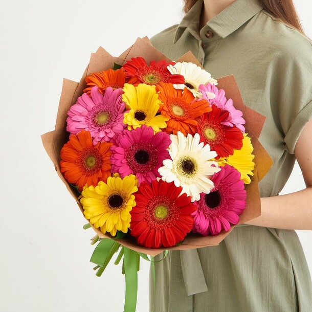 Букет из 15 разноцветных гербер, артикул F1213741 - 4027 рублей, доставка по городу. Flawery - доставка цветов