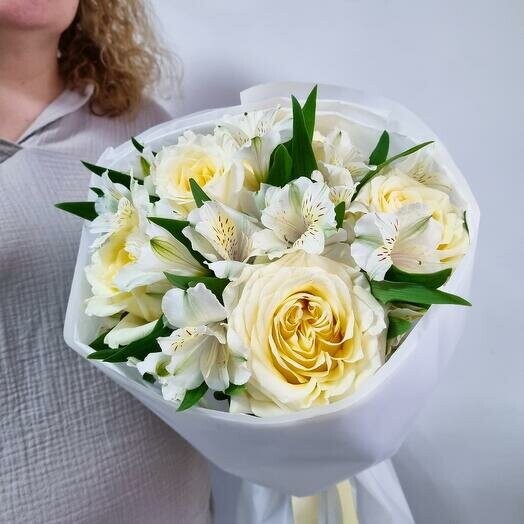 Нежный букет из роз и альстромерии, артикул F1213744 - 4027 рублей, доставка по городу. Flawery - доставка цветов