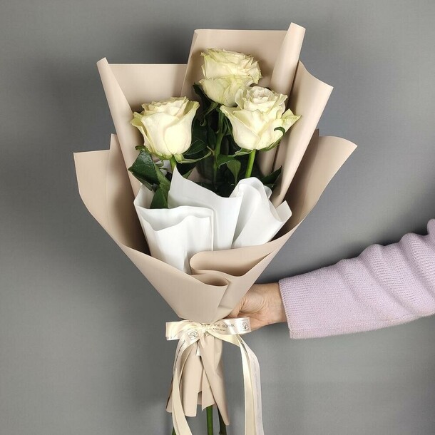 Комплимент  из белых роз, артикул F1214216 - 1830 рублей, доставка по городу. Flawery - доставка цветов