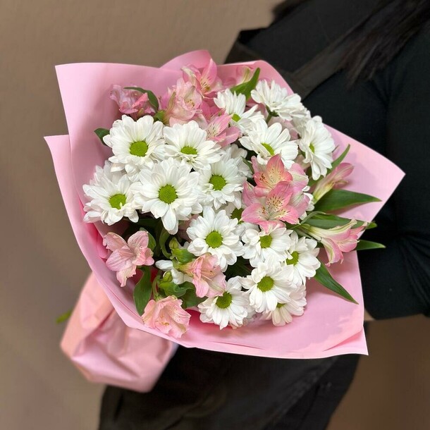 Букет из хризантем и альстромерий, артикул F1229165 - 3441 рублей, доставка по городу. Flawery - доставка цветов