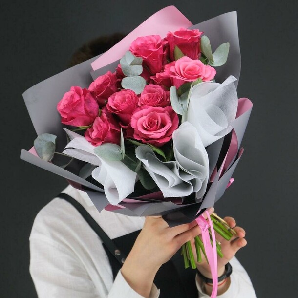 Малиновые розы с эвкалиптом, артикул F1229240 - 5638 рублей, доставка по городу. Flawery - доставка цветов