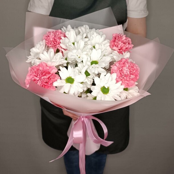 Комплимент из ромашек и диантусов, артикул F1230069 - 3148 рублей, доставка по городу. Flawery - доставка цветов