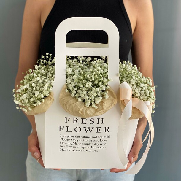 Сумочка с гипсофилой, артикул F1230775 - 2844 рублей, доставка по городу. Flawery - доставка цветов