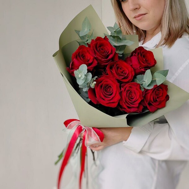 Красные розы с ароматным эвкалиптом 🌿, артикул F1230783 - 4320 рублей, доставка по городу. Flawery - доставка цветов