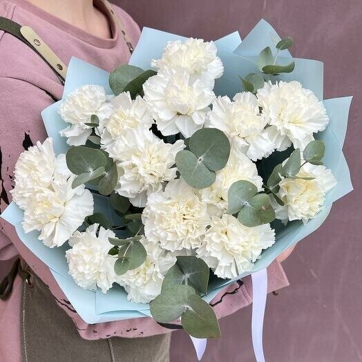 Белые диантусы с эвкалиптом, артикул F1253331 - 4905 рублей, доставка по городу. Flawery - доставка цветов