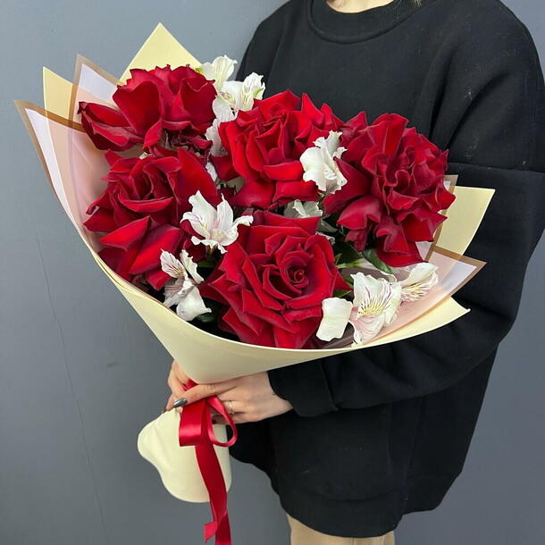 Букет из французских роз и альстромерии, артикул F1385206 - 4538 рублей, доставка по городу. Flawery - доставка цветов