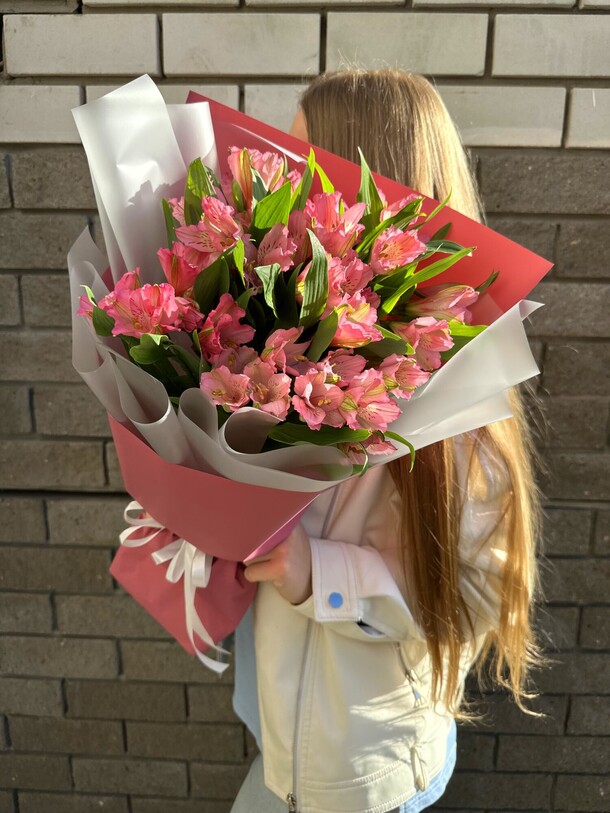 7 розовых альстромерий в упаковке, артикул F1307149 - 2700 рублей, доставка по городу. Flawery - доставка цветов