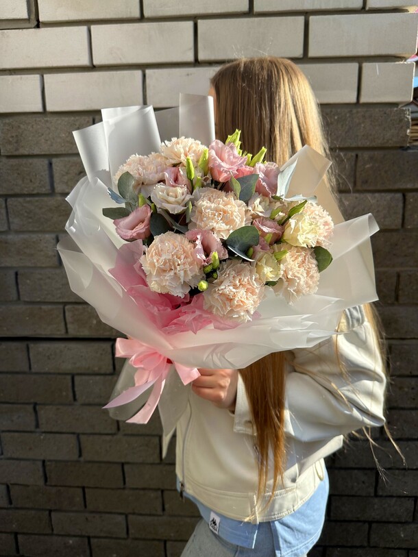 Букет с гвоздикой и эустомой, артикул F1307152 - 4514 рублей, доставка по городу. Flawery - доставка цветов