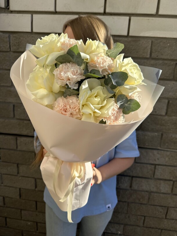 Букет с гвоздиками и розой, артикул F1307155 - 3007 рублей, доставка по городу. Flawery - доставка цветов