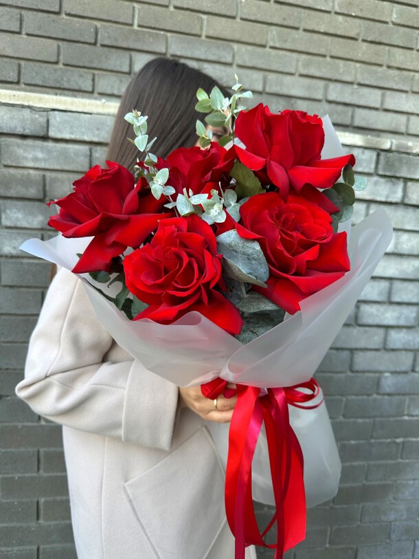 5 красных роз с эвкалиптом, артикул F1307169 - 3414 рублей, доставка по городу. Flawery - доставка цветов