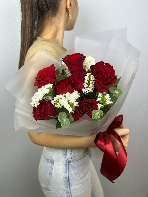 Букет из красных роз и статицы, артикул F1307174 - 2276 рублей, доставка по городу. Flawery - доставка цветов