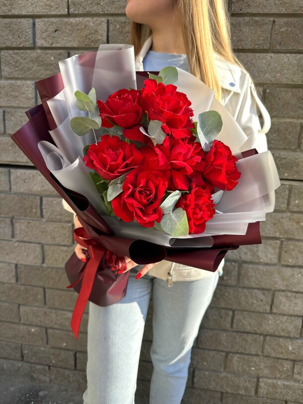 7 красных роз с эвкалиптом, артикул F1307178 - 2204 рублей, доставка по городу. Flawery - доставка цветов