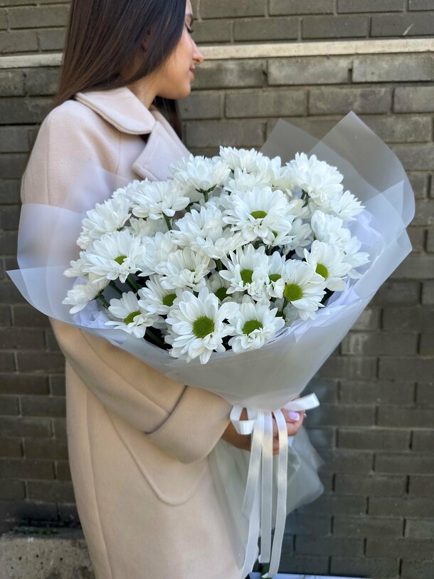 7 кустовых хризантем в упаковке, артикул F1307189 - 3529 рублей, доставка по городу. Flawery - доставка цветов