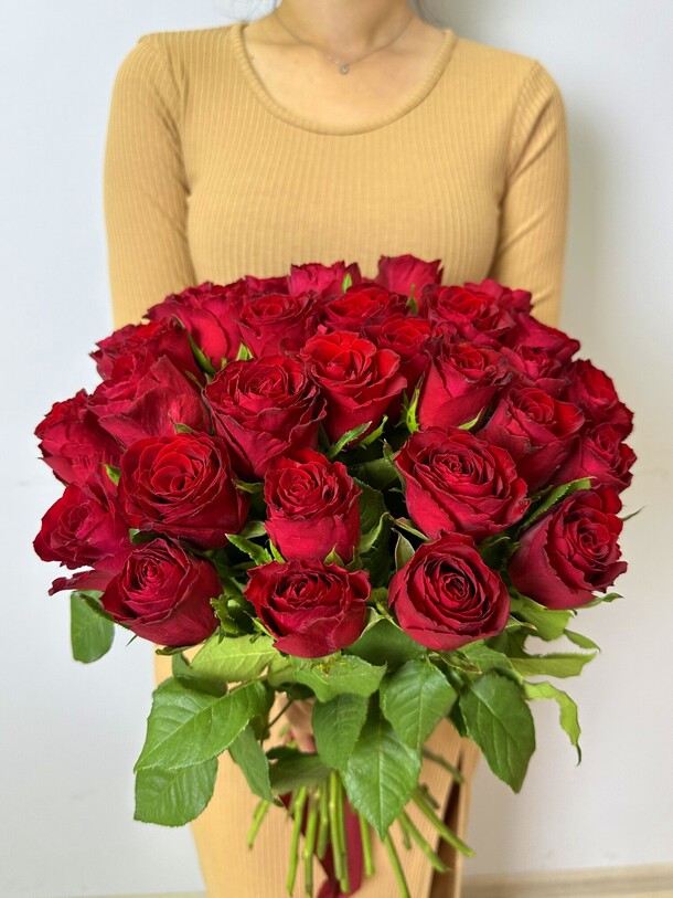 35 красных роз, артикул F1307418 - 5236 рублей, доставка по городу. Flawery - доставка цветов