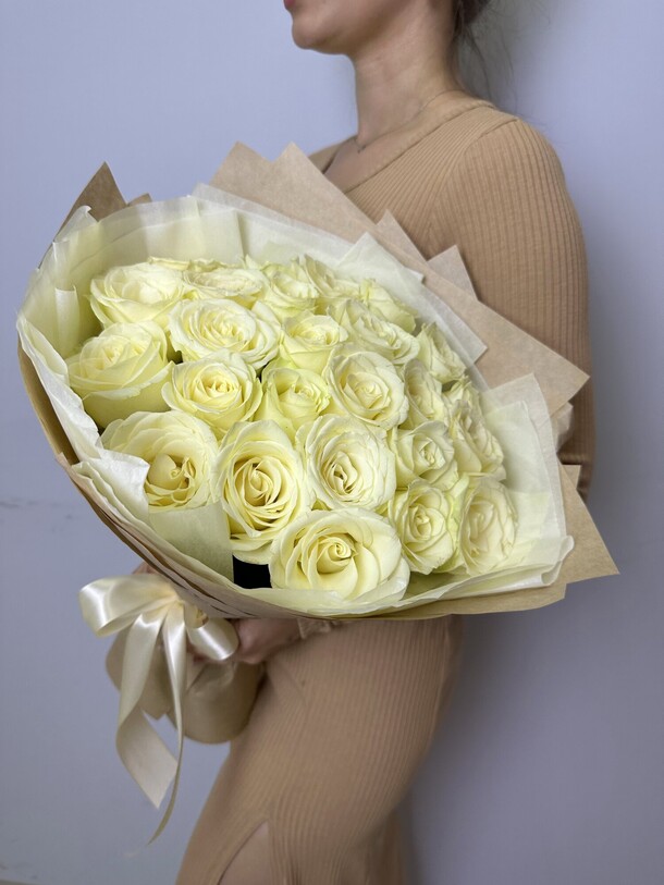 25 белых роз в крафте, артикул F1307437 - 4107 рублей, доставка по городу. Flawery - доставка цветов
