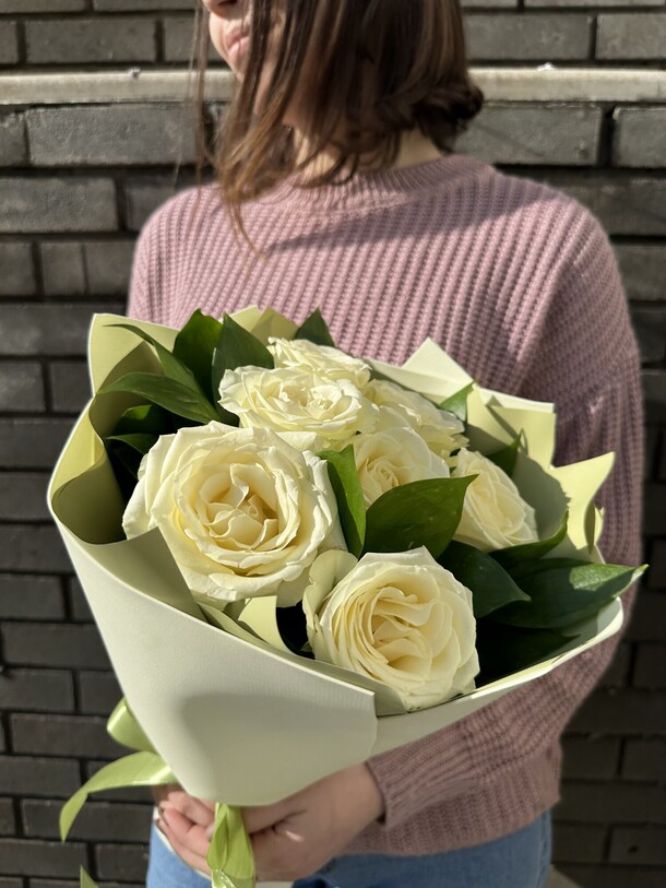 7 белых роз в дизайнерской упаковке, артикул F1307448 - 2694 рублей, доставка по городу. Flawery - доставка цветов