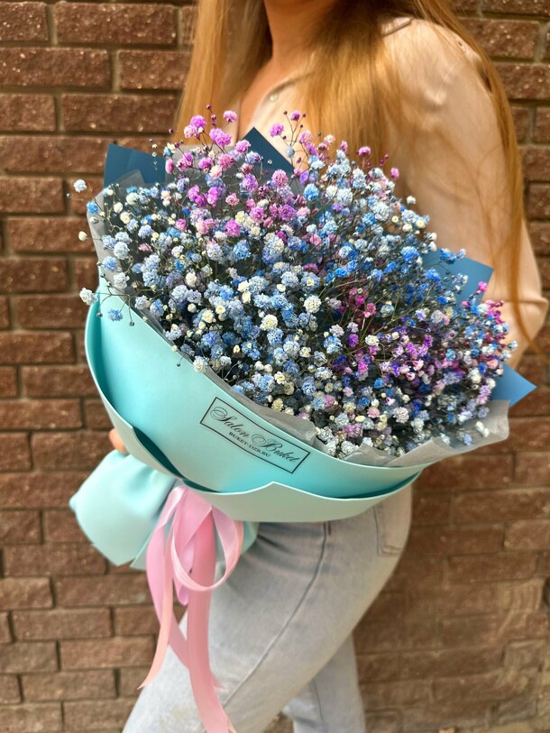 Букет из радужной гипсофилы в голубой упаковке, артикул F1307565 - 3000 рублей, доставка по городу. Flawery - доставка цветов
