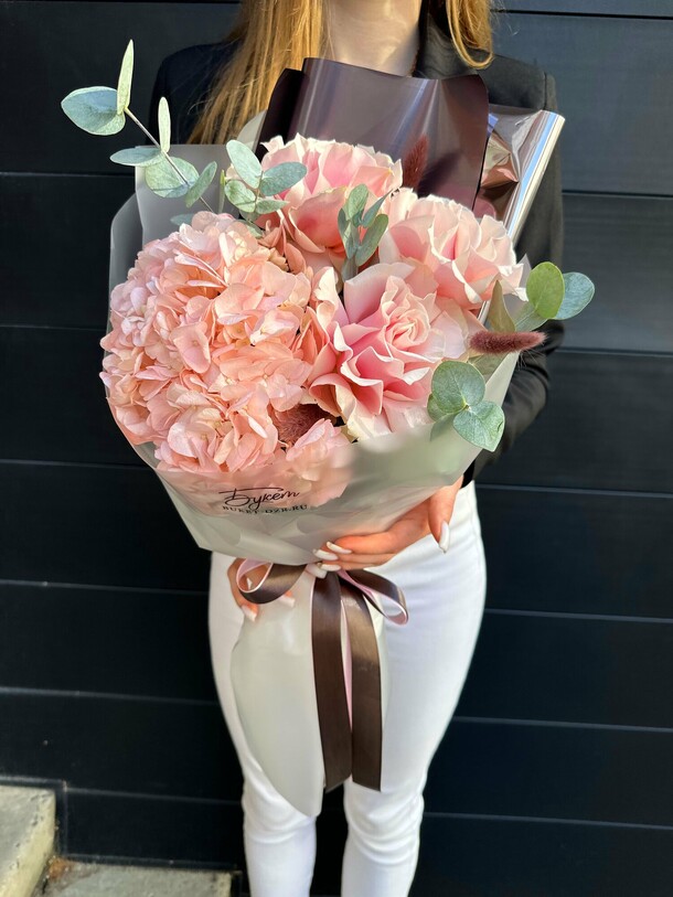 Букет с розовой гортензией и розами, артикул F1307580 - 3814 рублей, доставка по городу. Flawery - доставка цветов