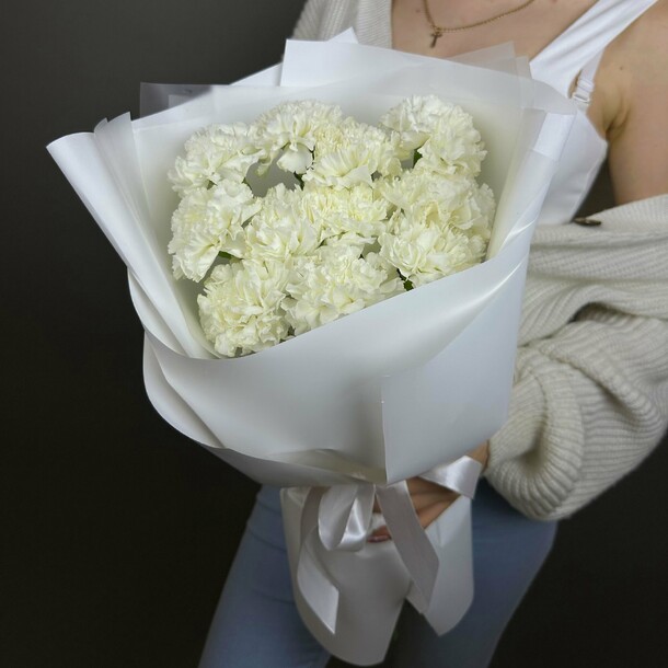 11 белых гвоздик в упаковке, артикул F1309315 - 2743 рублей, доставка по городу. Flawery - доставка цветов