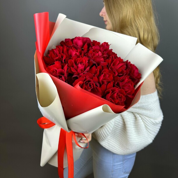 Букет из 15 красных роз в упаковке, артикул F1309323 - 3764 рублей, доставка по городу. Flawery - доставка цветов