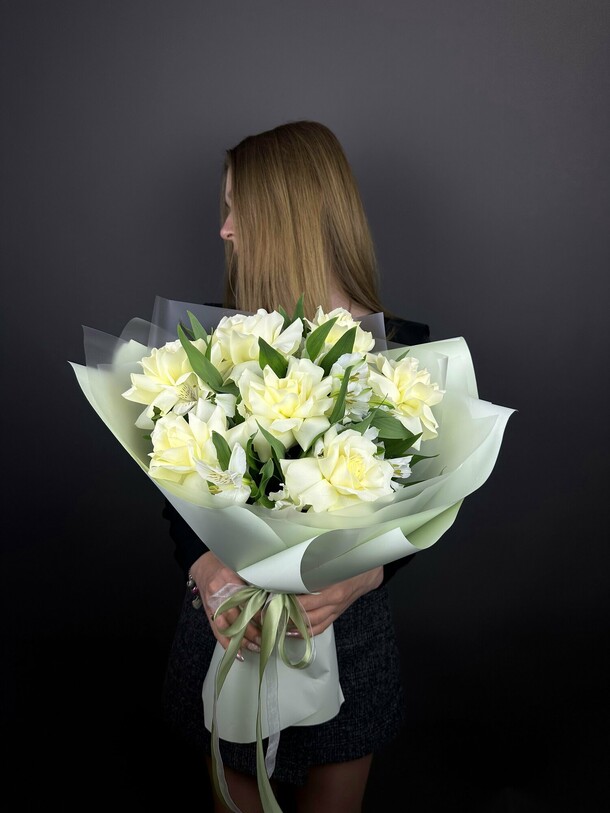 Нежный букет из роз и альстромерии, артикул F1309816 - 3061 рублей, доставка по городу. Flawery - доставка цветов