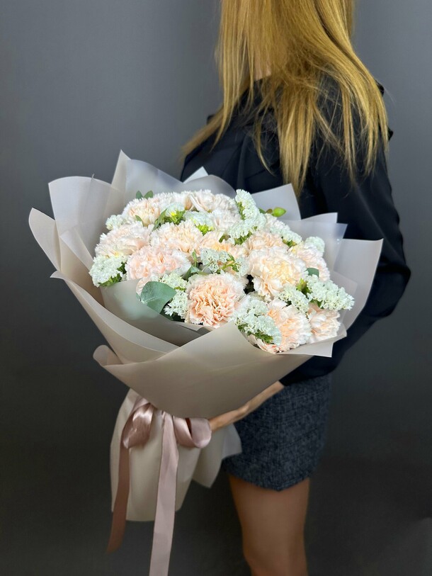 Букет с диантусами и статицей, артикул F1309862 - 4857 рублей, доставка по городу. Flawery - доставка цветов