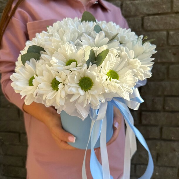 Коробка с кустовой хризантемой, артикул F1310557 - 2557 рублей, доставка по городу. Flawery - доставка цветов