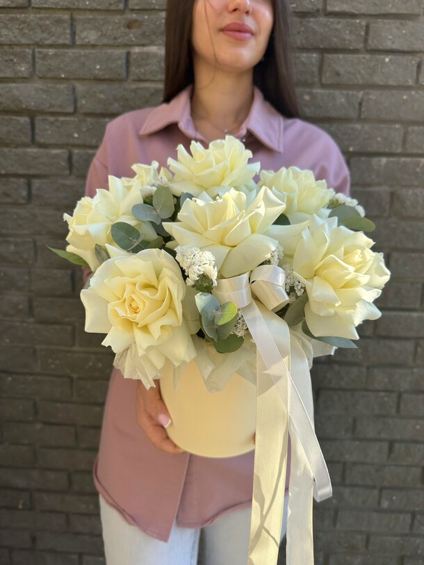 Коробка с белыми розами и статицей, артикул F1310566 - 3230 рублей, доставка по городу. Flawery - доставка цветов