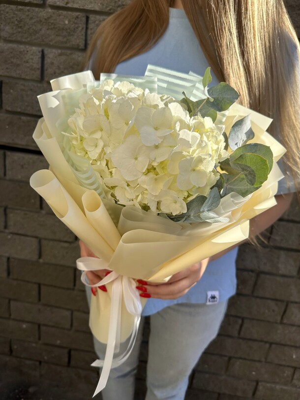 Белая гортензия с эвкалиптом, артикул F1314093 - 1986 рублей, доставка по городу. Flawery - доставка цветов