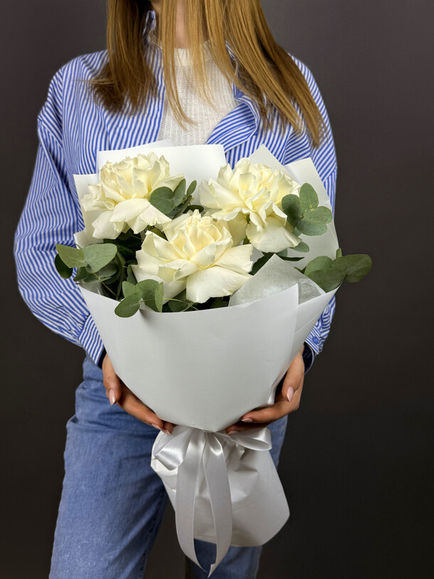 3 белые розы с эвкалиптом, артикул F1416679 - 2600 рублей, доставка по городу. Flawery - доставка цветов