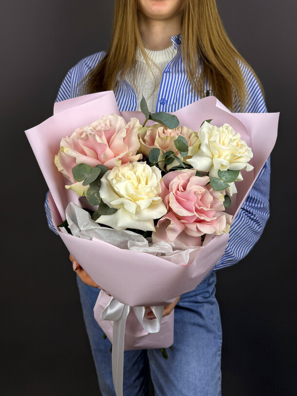 Нежный букет из роз и эвкалипта, артикул F1419280 - 3571 рублей, доставка по городу. Flawery - доставка цветов