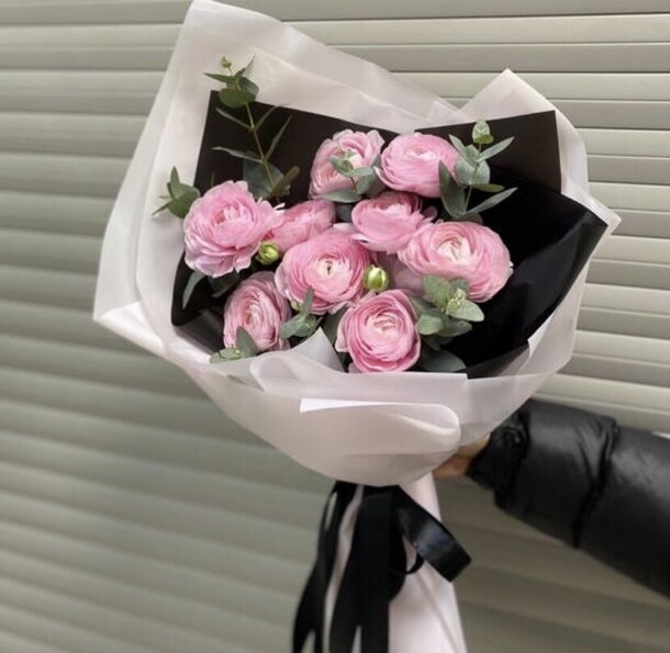 Ранункулюс 9 шт с эвкалиптом, артикул F1399624 - 14278 рублей, доставка по городу. Flawery - доставка цветов