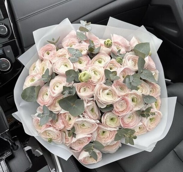 Ранункулюс с эвкалиптом, артикул F1399626 - 62370 рублей, доставка по городу. Flawery - доставка цветов