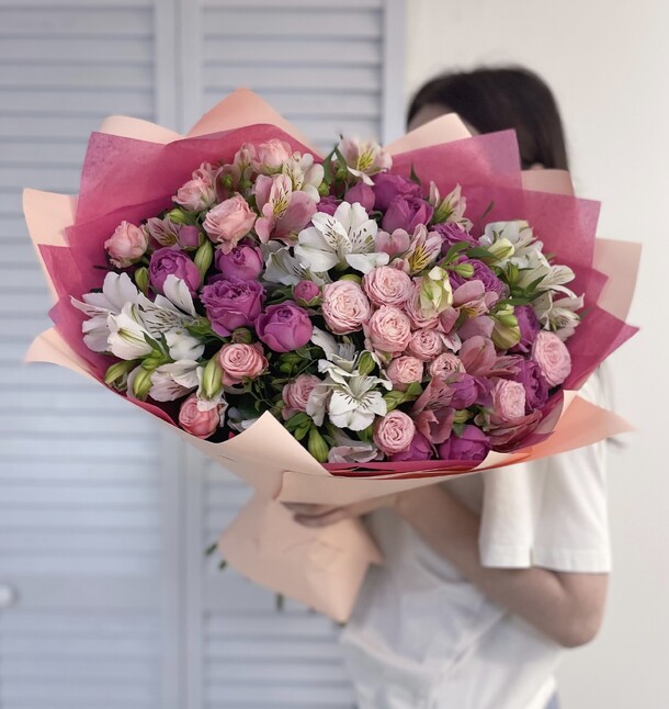 Букет из кустовых роз и альстромерии, артикул F1237710 - 8250 рублей, доставка по городу. Flawery - доставка цветов