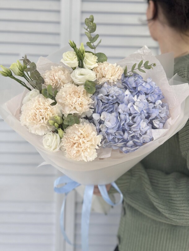 Букет с голубой гортензией,диантусами и эустомой, артикул F1326384 - 3820 рублей, доставка по городу. Flawery - доставка цветов