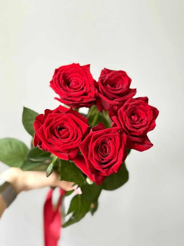 Роза ред наоми 5, артикул F1436313 - 1364 рублей, доставка по городу. Flawery - доставка цветов