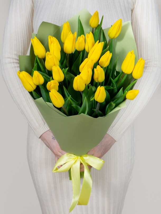 Букет из 25 желтых тюльпанов, артикул F1182656 - 7685 рублей, доставка по городу. Flawery - доставка цветов