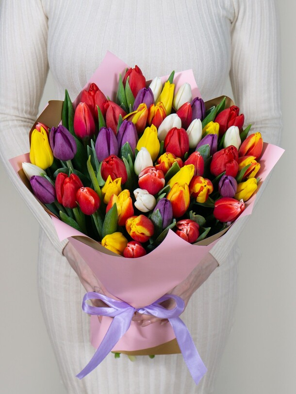 Букет из 51 тюльпана цвета микс, артикул F1182666 - 14860 рублей, доставка по городу. Flawery - доставка цветов