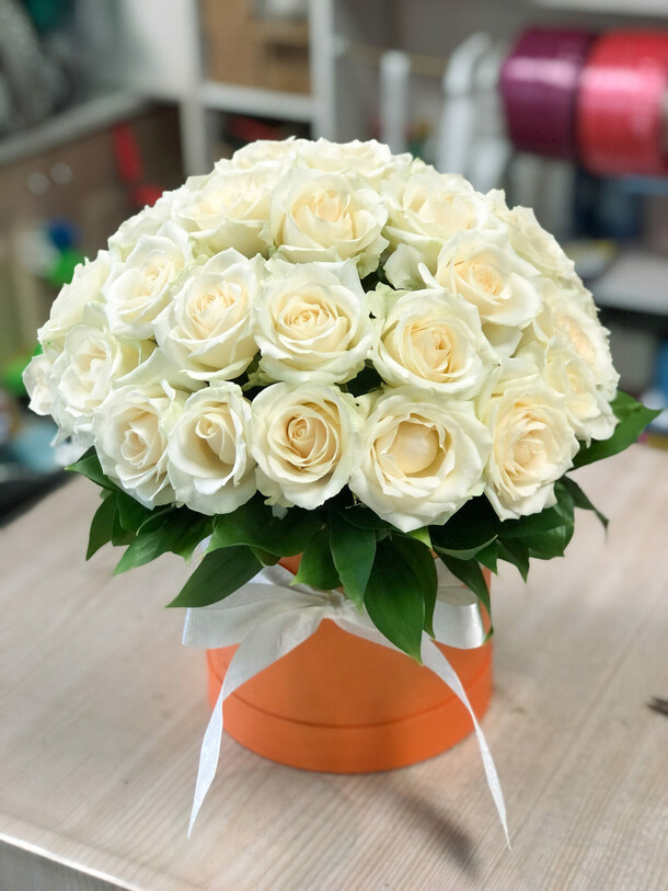 Букет из 25 белых роз в шляпной коробке, артикул F1214981 - 6425 рублей, доставка по городу. Flawery - доставка цветов