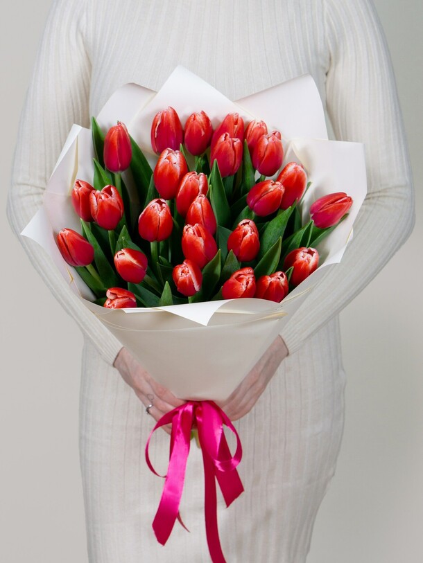 Букет из 25 малиновых тюльпанов, артикул F1221748 - 7685 рублей, доставка по городу. Flawery - доставка цветов
